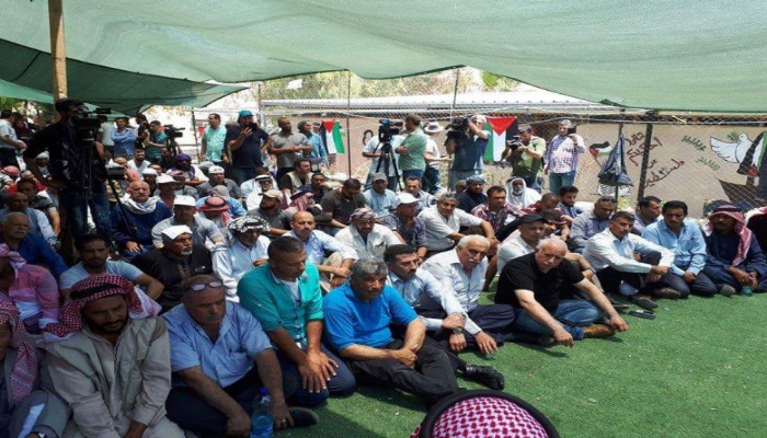 مئات المواطنين يؤدون الجمعة في الخان الأحمر المهدد بالتهجير