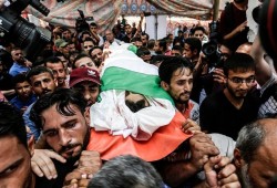 جماهير غزة تشيع جثماني طفلين استشهدا بقصف إسرائيلي