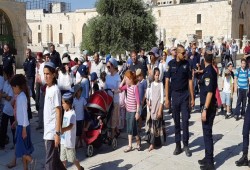 مئات المستوطنين يقتحمون المسجد الأقصى المبارك