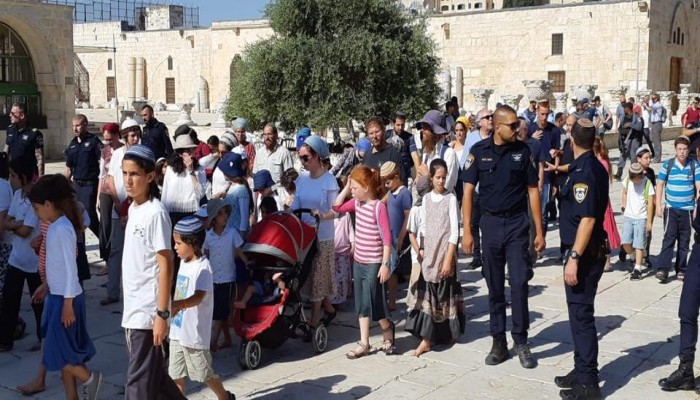 مئات المستوطنين يقتحمون المسجد الأقصى المبارك