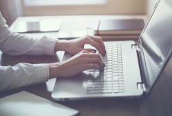 كيف يضر الاستعمال الخاطئ للحاسوب بسلامة ظهرك؟