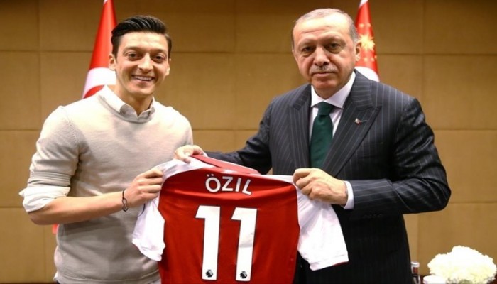 سياسي ألماني يدافع عن أوزيل" ضد مهاجميه لصورته مع أردوغان