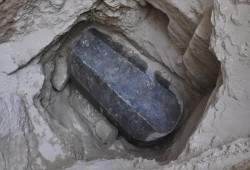القاهرة: سائل مومياوات التابوت الغامض ليس الزئبق الأحمر أو "إكسير الحياة"