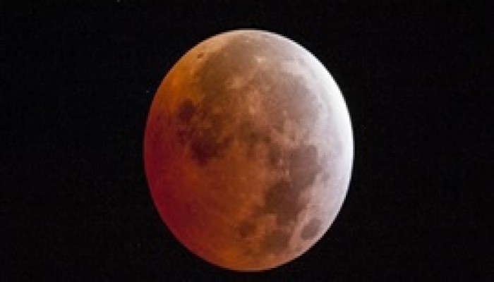 أستاذ بمعهد البحوث الفلكية يحذر المواطنين من خسوف القمر