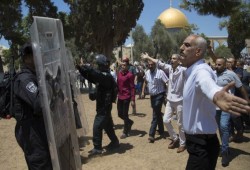 انتهاء حصار الأقصى والمقدسيون يدخلونه مكبرين