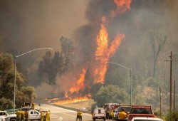 هروب الآلاف من منازلهم جراء اتساع الحرائق بكاليفورنيا