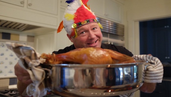 "فيسبوك" يعلق حساب مذيع أمريكي مؤمن بنظرية المؤامرة