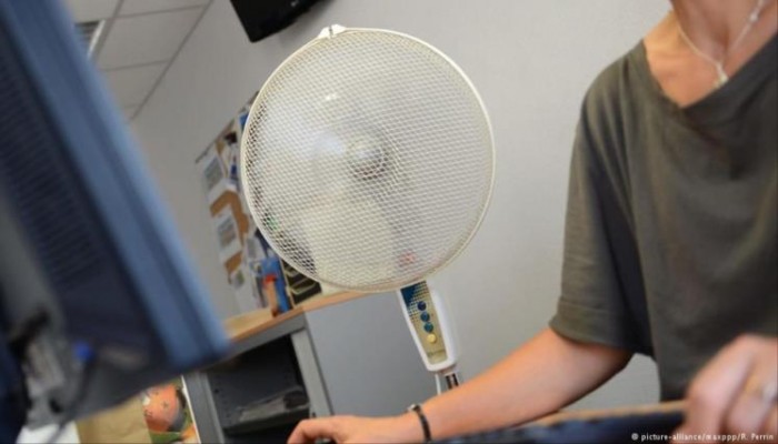 هل النوم أمام المروحة مضر بالصحة؟