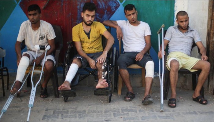 أربعة أشقاء من غزة على "عكاز" الأمل بعد إصابتهم برصاص إسرائيلي (قصة إنسانية)