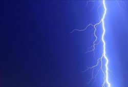 ضربة صاعقة تودي بحياة شقيقين في فنلندا