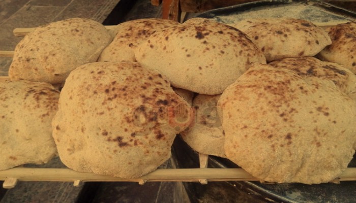 الخبز في أسوان بالحصى والرمال.. والأهالي يصرخون