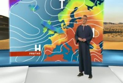 مقدم أخبار طقس ألماني يرتدي الجلابية المصرية