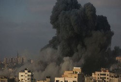 18 إصابة بقصف إسرائيلي دمر مركزا ثقافيًّا غرب غزة