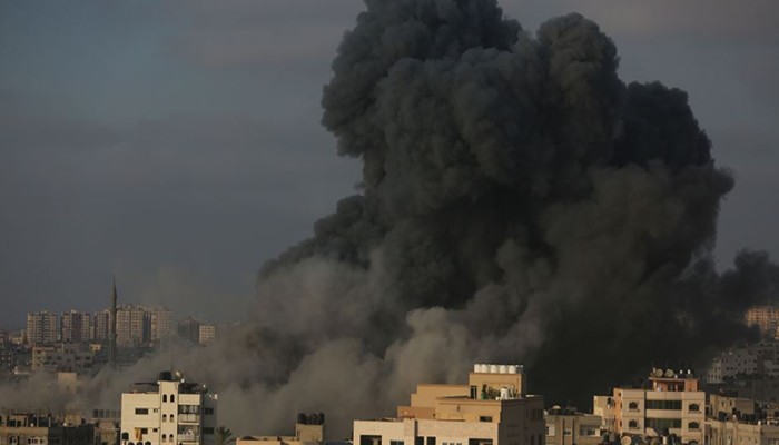 18 إصابة بقصف إسرائيلي دمر مركزا ثقافيًّا غرب غزة