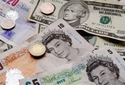 الإسترليني يواصل الهبوط مع صعود الدولار وتزايد القلق بشأن بريكست