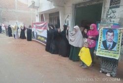 سلسلة بشرية أمام منزل الشهيد إبراهيم عبدالغني بالشرقية