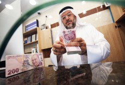 سياحة مجانية وهدايا.. حملات تشجع على شراء الليرة التركية