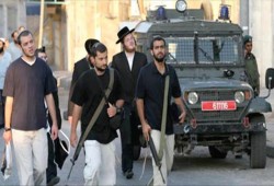 مستوطنون يهود يخطون شعارات على منازل بالقدس ويعطبون 15 مركبة