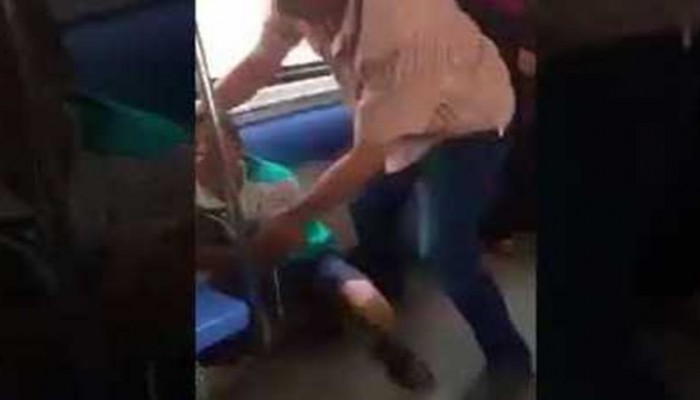 طفل يتعرض لضرب "وحشي" بالمترو على يد شرطة السيسي (فيديو)