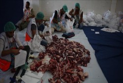 "الإغاثة الإسلامية" توزع لحوم أضاحي على مئات الأسر جنوبي السودان