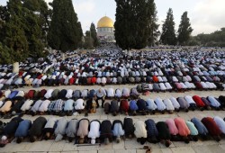 حوالي 100 ألف فلسطيني يؤدون صلاة العيد بالأقصى