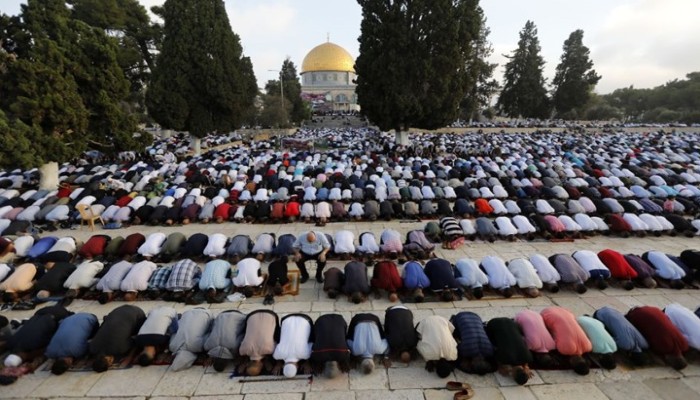 حوالي 100 ألف فلسطيني يؤدون صلاة العيد بالأقصى