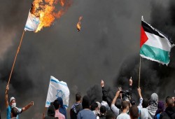 مشروع قانون "إسرائيلي": السجن سنة لمن يرفع العلم الفلسطيني