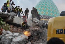 ارتفاع ضحايا زلازل "لومبوك" الإندونيسية إلى 555 قتيلا