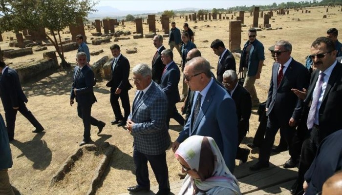 أردوغان يزور المقبرة السجلوقية في ذكرى معركة "ملاذكرد"