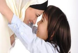5 طرق خاطئة تعبر بها الأم عن حبها لابنها