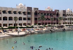 سيدة بريطانية: شيء ما في فندق بالغردقة قتل والديّ