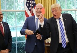 ترامب يستقبل انفانتينو ويشهر البطاقة الحمراء في وجه الصحفيين