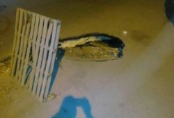 هبوط أرضى بطريق القطامية العين السخنة بسبب تسرب مياه