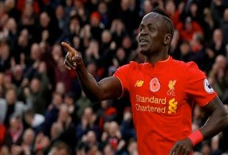 بالفيديو.. "ساديو ماني" نجم ليفربول الإنجليزي ينظف دورة مياه أحد المساجد