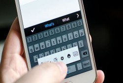 مبتكِر ميزة التصحيح التلقائى بهواتف أيفون يعتذر للمستخدمين