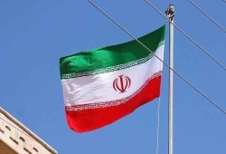متظاهرون يقتحمون القنصلية الإيرانية في البصرة ويضرمون النار فيها
