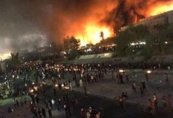 قذائف على مطار البصرة والمتظاهرون يمهلون الحكومة