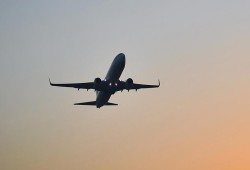تعليق رحلات الطيران في مطار ليون الفرنسي بعد اقتحام مدرّجه بسيارة مجهول