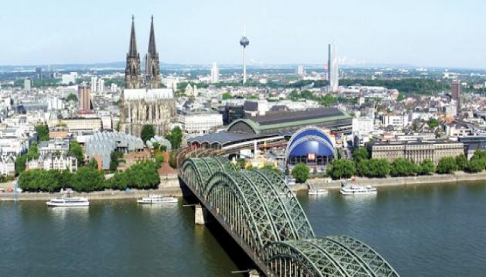 الآلاف في كولونيا الألمانية يتظاهرون ضد العنصرية