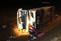 إصابة 21 شخصا في انقلاب أتوبيس بطريق رأس غارب