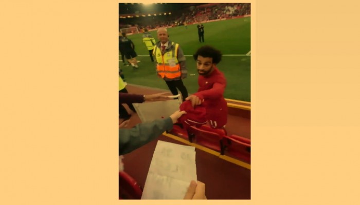 مشجع إنجليزي يشكر صلاح: جعلتني وابني نذرف الدموع