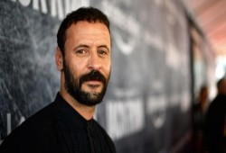 سلطات الانقلاب تمنع فنانا فلسطينيا من الدخول وتعامله كـ"مجرم"