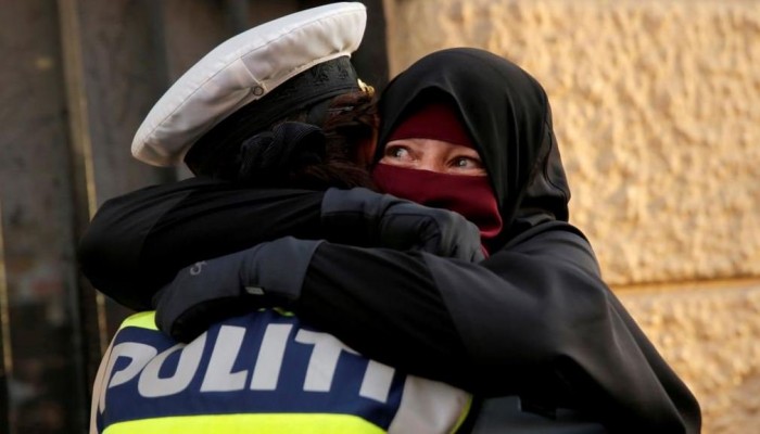 الدانمارك.. شرطية احتضنت منقبة فحولت للتحقيق
