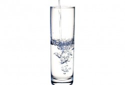 دراسة: شرب ماء إضافي يوميا يقي النساء من التهابات المثانة