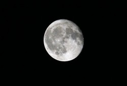 ما هي أسرار القمر التي يحاول العلماء كشفها؟