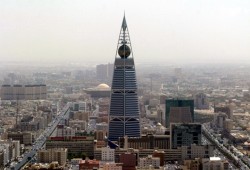 حساب آل سعود الرسمي يهدد المشاهير "الصامتين".. عاد وتراجع