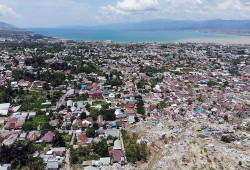 ارتفاع عدد ضحايا تسونامي إندونيسيا إلى ألفين و91 شخصا