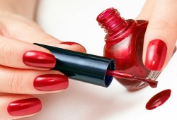دراسة تحذر من احتواء طلاء الأظافر على سموم تؤدي لمضاعفات صحية
