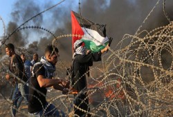 موقع عبري: شبان فلسطينيون يجتازون السياج الفاصل شمال القطاع