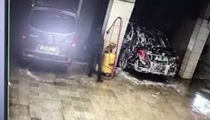 قناة تركية ترصد غسل سيارتين يشتبه بنقلهما جثة خاشقجي